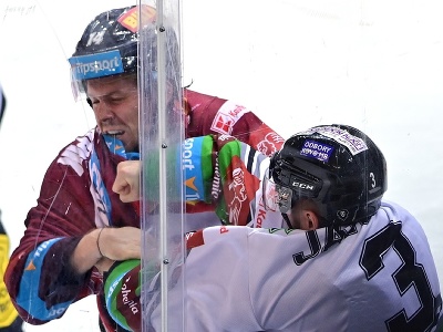 Adam Jánošík a Filip Chlapík v Česku predviedli pästný súboj ako z NHL