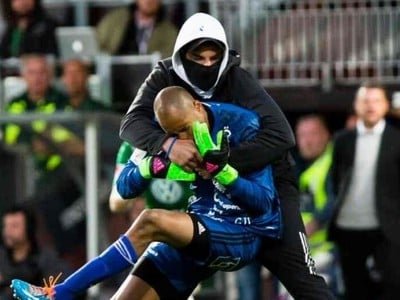 Agresívny fanúšik napadol futbalového brankára v posledných sekundách zápasu