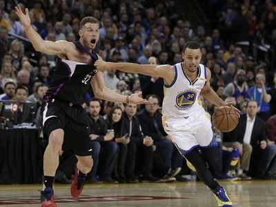 Hráč Warriors Stephen Curry, vľavo hráč Clippers Blake Griffin
