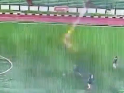 Hráča zasiahol blesk priamo počas zápasu