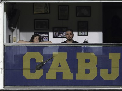Dcéra zosnulého Diega Maradonu Dalma v lóži na štadióne Boca Juniors