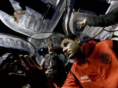 Rodrigo Mora (River Plate) štadión La Bonbonera opúšťal pod policajnou ochranou