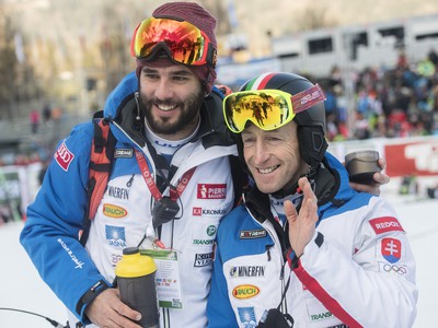 Na snímke vľavo šéf tímu a brat slovenskej lyžiarky Petry Vlhovej Boris Vlha a vpravo jej servisman Pierluigi Parravicini sa radujú v cieli 