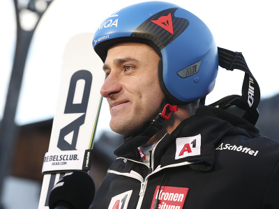 Rakúsky lyžiar Matthias Mayer odpovedá na otázky novinárov po prehliadke trate pred štartom štvrtkového super-G mužov  Svetového pohára v alpskom lyžovaní v talianskom stredisku Bormio