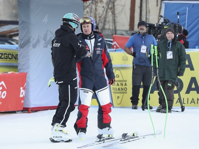 Rakúsky lyžiar Matthias Mayer (druhý zľava) sa rozpráva s členom rakúskeho tímu po prehliadke trate pred štartom štvrtkového super-G mužov  Svetového pohára v alpskom lyžovaní v talianskom stredisku Bormio