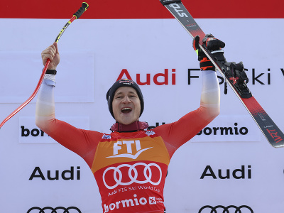 Švajčiarsky lyžiar Marco Odermatt sa teší na pódiu po triumfe v super-G mužov vo Svetovom pohári v alpskom lyžovaní v talianskom stredisku Bormio