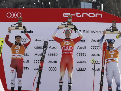 Švajčiarsky lyžiar Marco Odermatt (uprostred) sa raduje na pódiu z víťazstva v super-G Svetového pohára v alpskom lyžovaní v talianskom Bormiu 29. decembra 2023. Na druhom mieste skončil Rakúšan Raphael Haaser (vľavo) a tretí sa umiestnil Nór Aleksander Aamodt Kilde (vpravo).