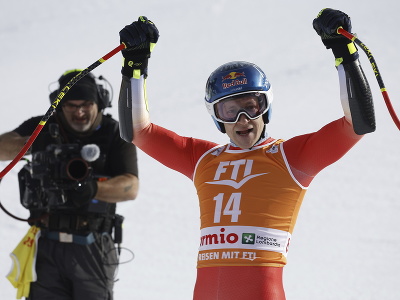 Švajčiarsky lyžiar Marco Odermatt sa raduje v cieli super-G Svetového pohára v alpskom lyžovaní v talianskom Bormiu 29. decembra 2023