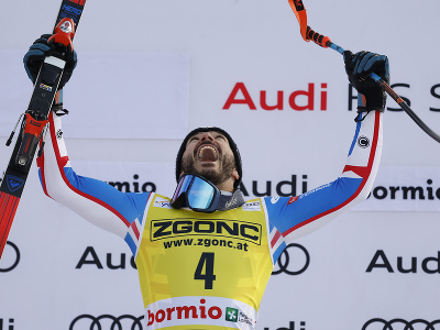 Francúzsky lyžiar Cyprien Sarrazin oslavuje triumf v talianskom Bormiu