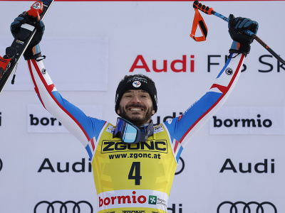 Francúzsky lyžiar Cyprien Sarrazin oslavuje triumf v zjazde