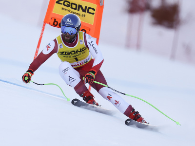 Rakúsky lyžiar Marco Schwarz si pri páde vo štvrtkovom zjazde v Bormiu vážne poranil pravé koleno