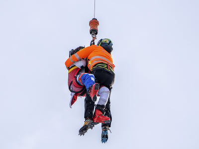 Na snímke zranený Rakúšan Marco Schwarz je letecky prevážaný po páde v zjazde Svetového pohára v alpskom lyžovaní v talianskom Bormiu