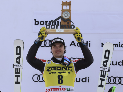 Na snímke kanadský lyžiar James Crawford oslavuje druhé miesto v zjazde mužov Svetového pohára v alpskom lyžovaní v talianskom Bormiu 
