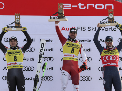 Na snímke uprostred rakúsky lyžiar Vincent Kriechmayr sa stal víťazom zjazdu mužov Svetového pohára v alpskom lyžovaní talianskom Bormiu 28. decembra 2022. Druhý skončil Kanaďan James Crawford  (vľavo), tretí Nór Aleksander Aamodt Kilde