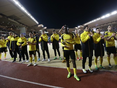 Smutní hráči Dortmundu ďakujú fanúšikom
