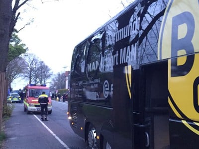 Na snímke poškodený autobus futbalistov Dortmundu po útoku v utorok 11. apríla 2017