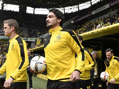 Hráči Dortmundu prichádzajú na trávnik
