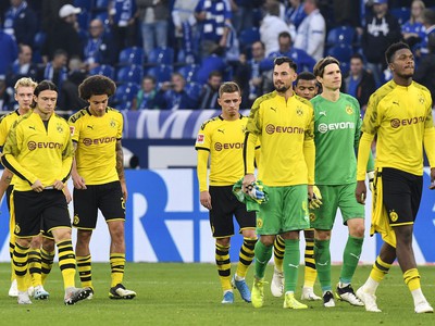 Hráči Dortmundu po remíze 0:0 proti Schalke