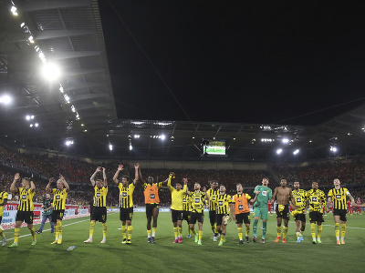 Hráči Dortmundu oslavujú triumf s fanúšikmi