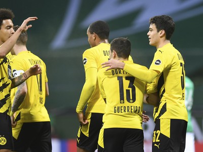Radosť hráčov Borussie Dortmund z gólu do siete Werderu