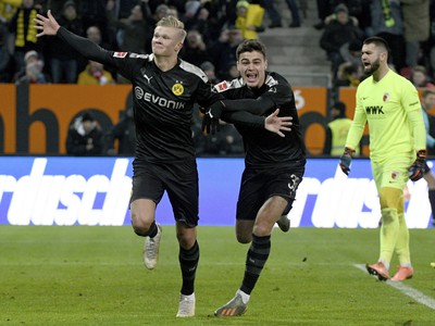 Erling Haaland oslavuje tretí gól do bránky Augsburgu