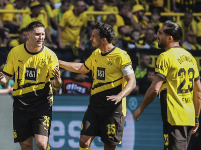 Sklamaní hráči Borussie Dortmundu po strate titulu Bundesligy