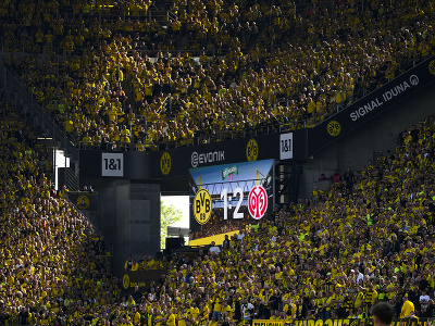 Sklamaní fanúšikovia Borussie Dortmundu po strate titulu Bundesligy