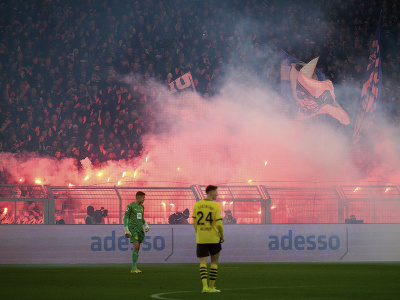 Fanúšikovia Bochumu používajú pyrotechniku počas zápasu s Borussiou