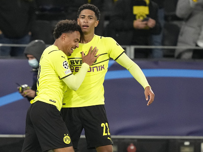 Donyell Malen a Jude Bellingham oslavujú gól Dortmundu