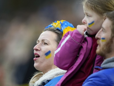 Rodina utečencov z Ukrajiny spieva ukrajinskú hymnu pred priateľským zápasom Borussia Dortmund - Dynamo Kyjev v Dortmunde v utorok 26. apríla 2022. 