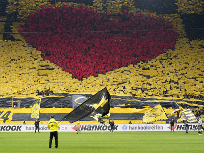 Fanúšikovia povzbudzujú pred zápasom 27. kola nemeckej Bundesligy Borussia Dortmund - 1. FC Union Berlín