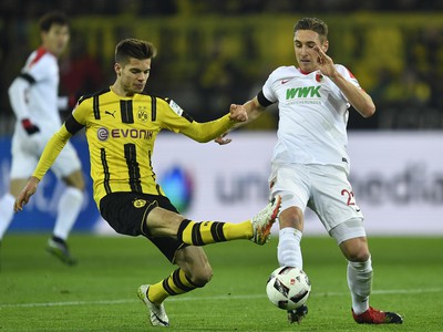 Hráč Augsburgu Dominik Kohr (vpravo) a Julian Weigl z Dortmundu 
