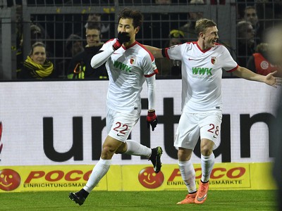 Hráči Augsburgu sa radujú z gólu