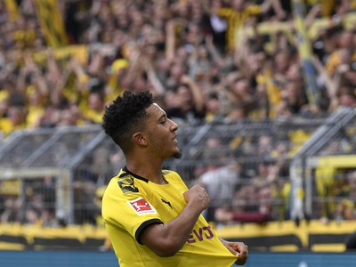 Futbalista Dortmundu Jadon Sancho sa teší po strelení gólu