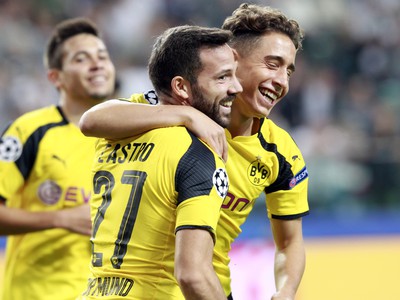 Gonzalo Castro (v strede) so spoluhráčmi oslavuje svoj gól