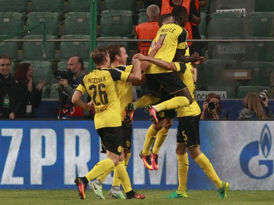 Hráči Dortmundu oslavujú gól proti Legii