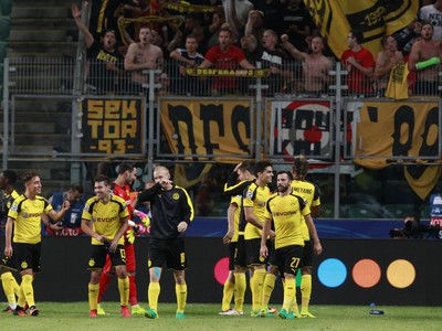 Futbalisti Borussie Dortmund oslavujú drvivý triumf nad Legiou