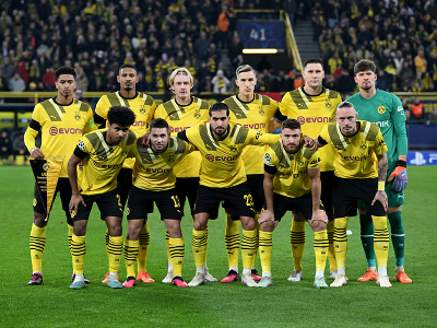Hráči Dortmundu pózujú pred začiatkom futbalového zápasu osemfinále Ligy majstrov Borussia Dortmund - Chelsea Londýn