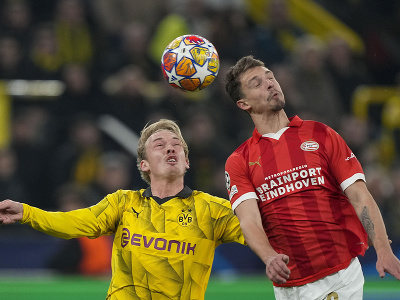 Julian Brandt (Dortmund) v súboji s Olivier Boscagli (PSV)