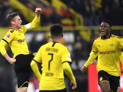 Hráč Dortmundu Lukasz Piszczek sa teší z gólu