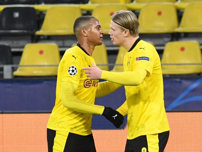 Futbalista Borussie Dortmund Erling Haaland (vpravo) sa teší po strelení gólu so spoluhráčom Manuelom Akanjiom