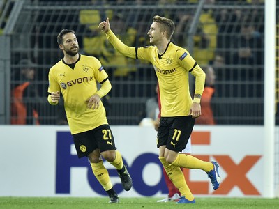 Marco Reus (vpravo) oslavuje prvý gól Dortmundu