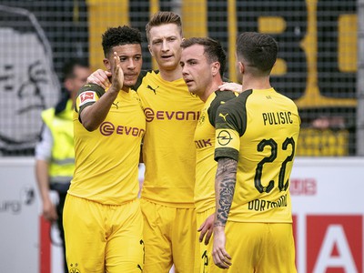 Jadon Sancho, Marco Reus, Mario Gotze a Christian Pulišič oslavujú gól Borussie