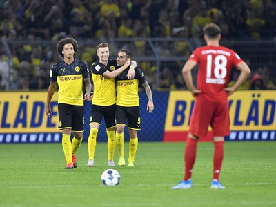 Marco Reus a Paco Alcácer oslavujú gól Dortmundu