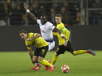 Hráč Dortmundu Mario Götze (vľavo) bojuje o loptu s Moussom Sissokom z Tottenhamu v zápase odvety osemfinále Ligy majstrov Borussia Dortmund - Tottenham Hotspur