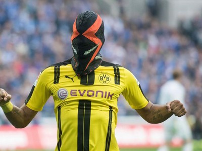 Pierre-Emerick Aubameyang oslávil vedúci gól v maske superhrdinu