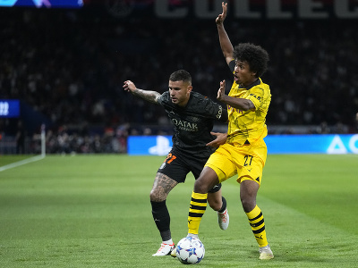 Karim Adeyemi z Dortmundu a hráč PSG Lucas Hernandez vo vzájomnom súboji