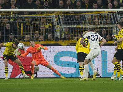 Milan Škriniar (PSG) strieľa na bránku Dortmundu