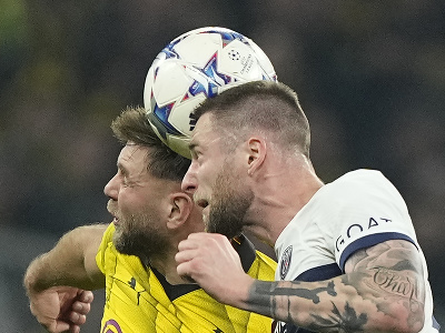 Milan Škriniar (PSG) a Niclas Füllkrug (Dortmund) v hlavičkovom súboji