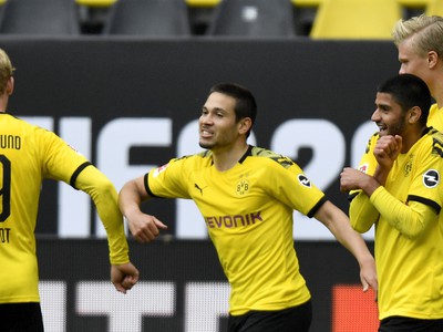 Hráč Dortmundu Raphael Guerreiro (uprostred) oslavuje so spoluhráčom Julianom Brandtom druhý gól do bránky Schalke